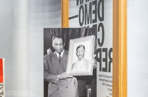Vitrine mit Büchern