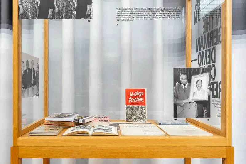 Vitrine mit Büchern