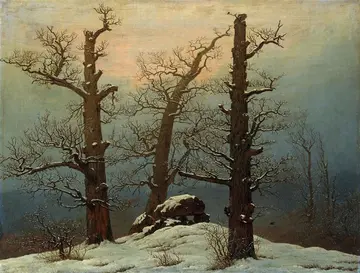Schneelandschaft mit drei kahlen Bäumen, dazwischen ein Haufen Steine