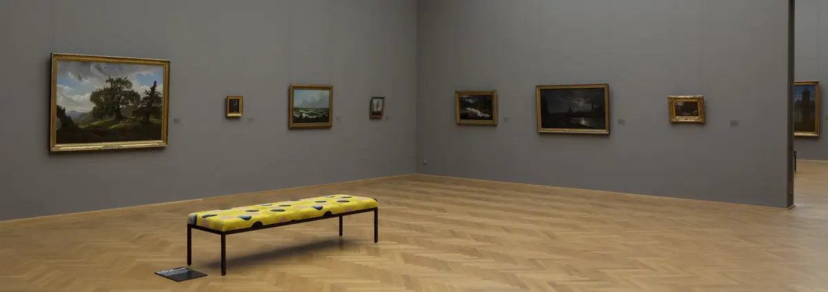 Eine Ausstellungsansicht mit Gemälden 