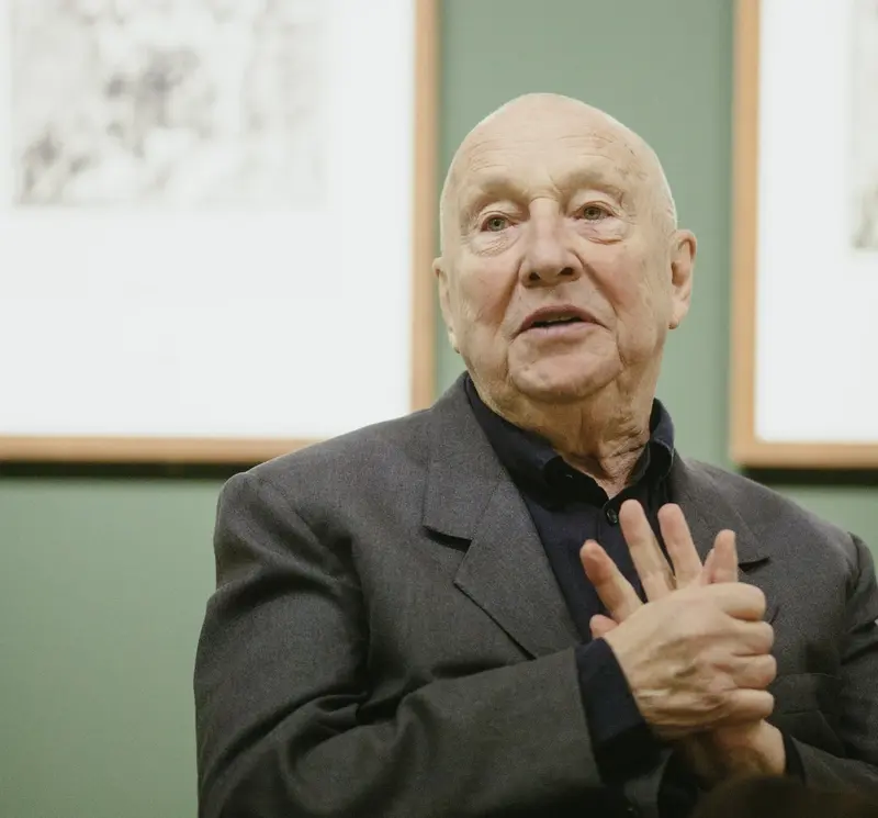 Mann in einem Ausstellungsraum