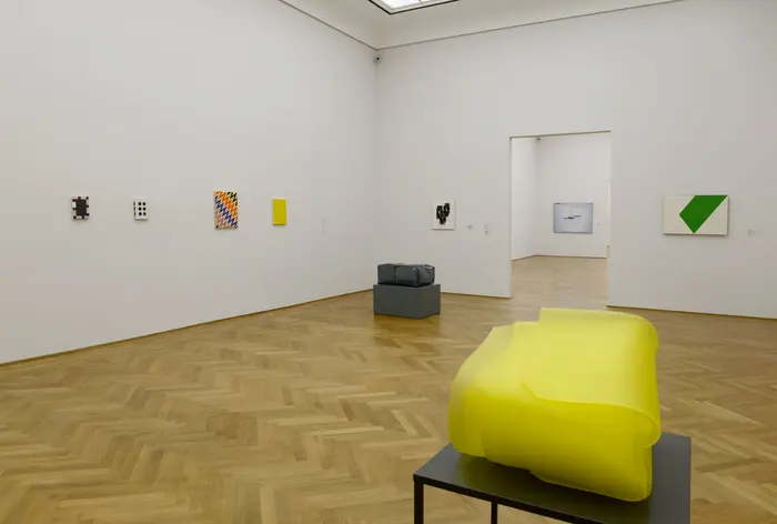 Eine Ausstellungsansicht mit kubistischen Bildern