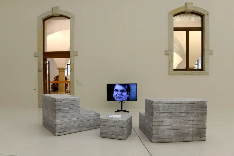 Eine Ausstellungsansicht einer Videoarbeit 