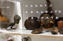 Prolog #5 Objekte Verschiedene Objekte in einer Vitrine