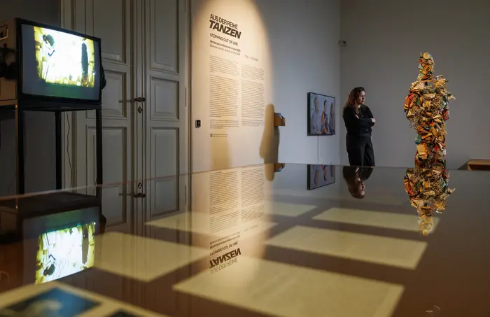 Ausstellungsansicht "Aus der Reihe tanzen. Aktionskünstlerinnen in der DDR" Ausstellungsansicht "Aus der Reihe tanzen. Aktionskünstlerinnen in der DDR"