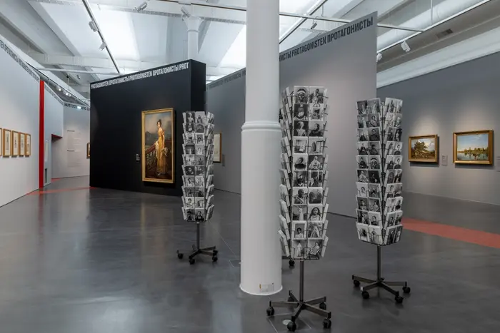 Eine Ausstellungsansicht mit Gemälden 