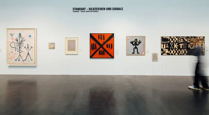 Eine Ausstellungsansicht mit abstrakten Gemälden