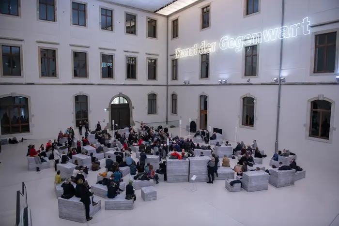 Menschen diskutieren im Lichthof des Albertinum