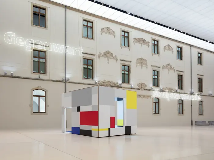 Ausstellungsansicht "Heimo Zobernig. Piet Mondrian. Eine räumliche Aneignung", Installation im Lichthof