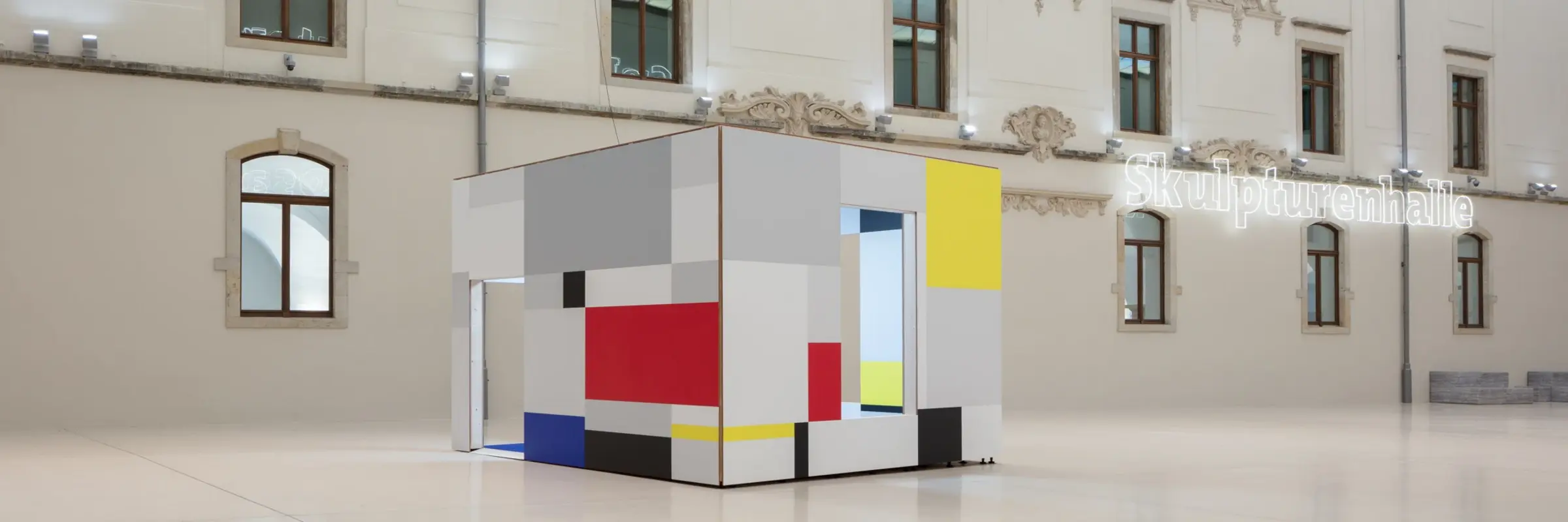 Ein nachgebautes kubistisches Gemälde in Form eines Zimmers im Foyer des Museums 