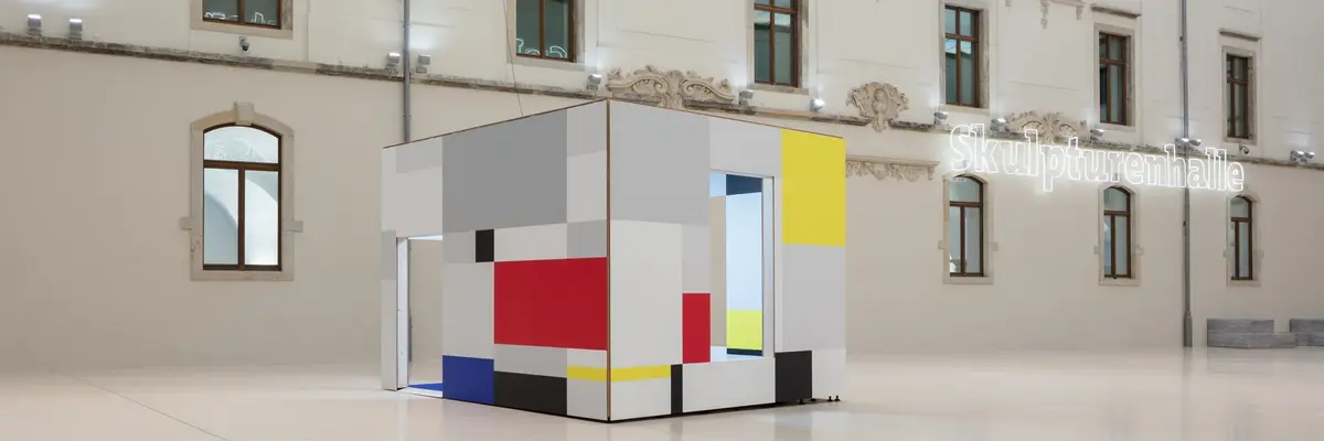 Ausstellungsansicht "Heimo Zobernig. Piet Mondrian. Eine räumliche Aneignung", Installation im Lichthof