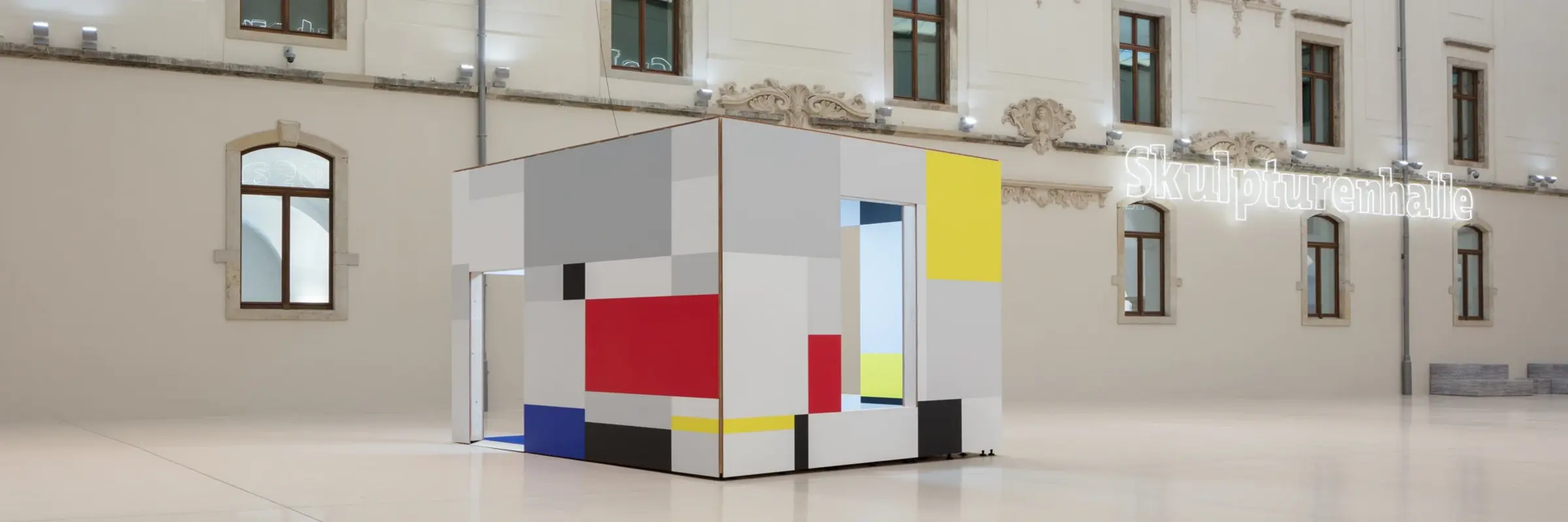 Ein nachgebautes kubistisches Gemälde in Form eines Zimmers im Foyer des Museums 