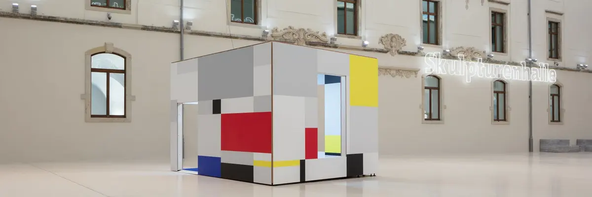 Ausstellungsansicht "Heimo Zobernig. Piet Mondrian. Eine räumliche Aneignung", Installation im Lichthof