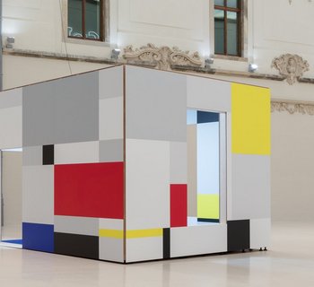 Ausstellungsansicht &quot;Heimo Zobernig. Piet Mondrian. Eine räumliche Aneignung&quot;, Installation im Lichthof
