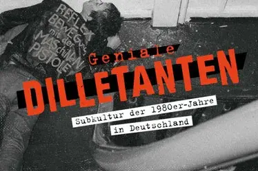 Ein schwarz-weißes Foto zeigt einen auf Treppen liegen  Mann