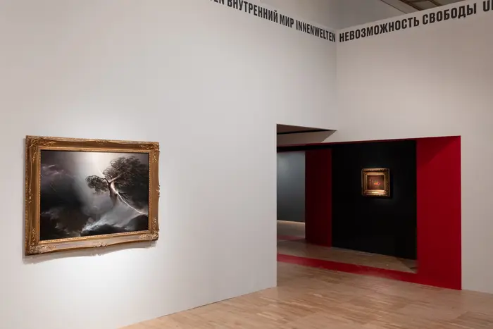 Eine Ausstellungsansicht mit Gemälden 