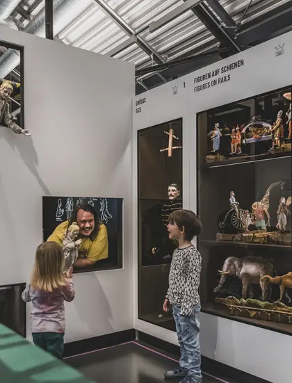 Besucherinnen in der Ausstellung an einer Schublade