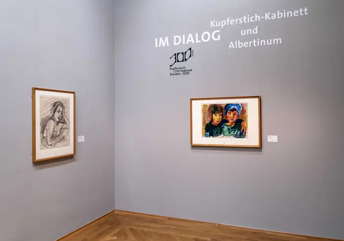 Ein Ausstellungsraum mit grauen Wänden.