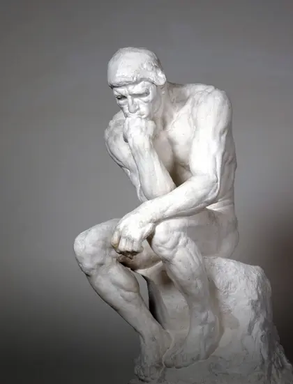 Rodin, der Denker sitzender Mann aus Gips, Kopf in die Hand gestützt