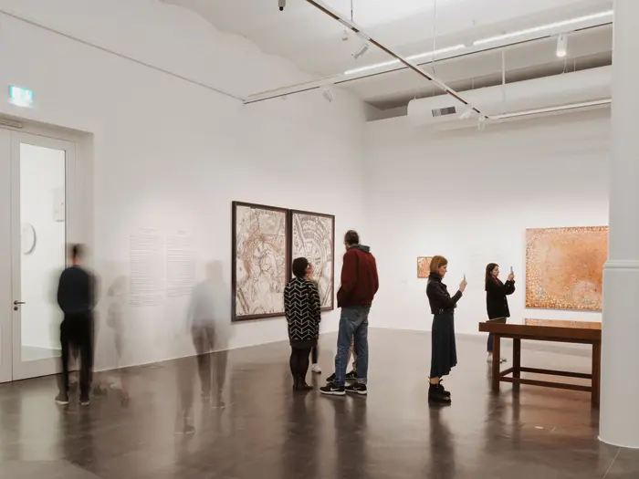 Besucherinnen und Besucher in einem Ausstellungsraum 