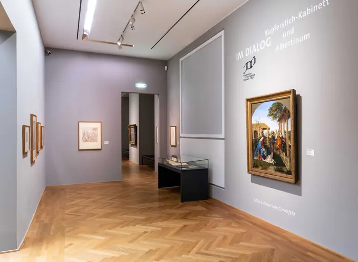 Ein Ausstellungsraum mit grauen Wänden.