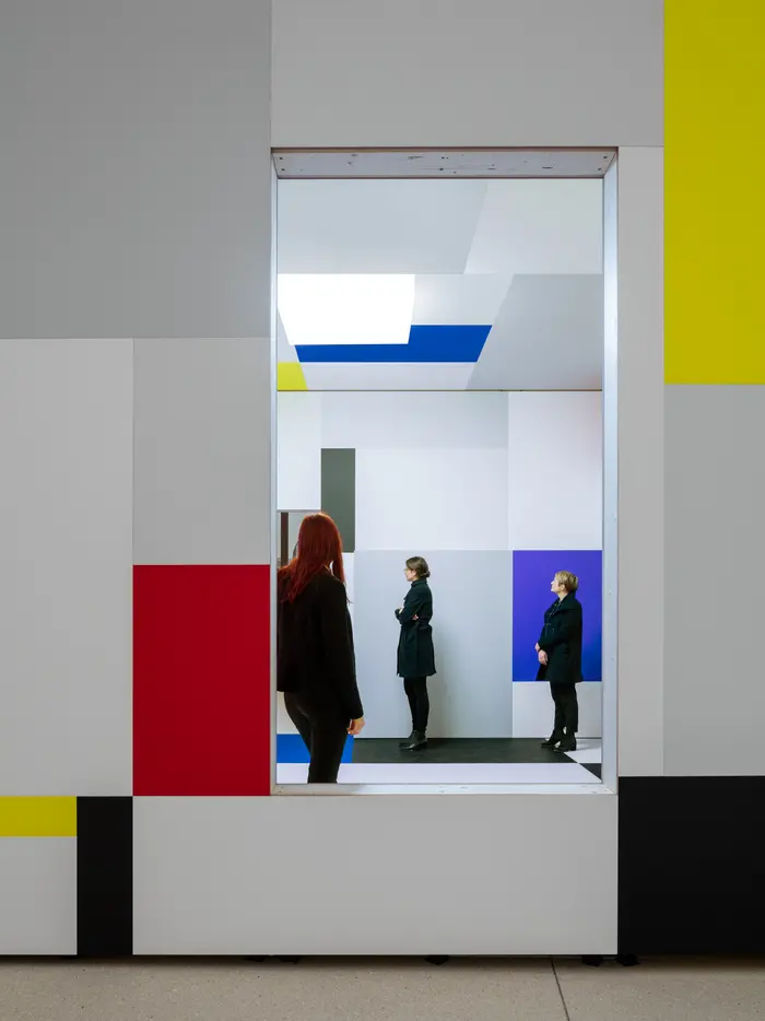 Ausstellungsansicht "Heimo Zobernig. Piet Mondrian. Eine räumliche Aneignung", Installation im Lichthof