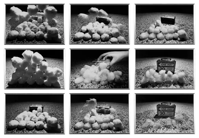 Else Gabriel, ONE WAY – Schwarzschild – Kalte Anschläge, 1986 Collage aus 9 Schwarz-Weißfotos mit Schneebällen und einem Koffer