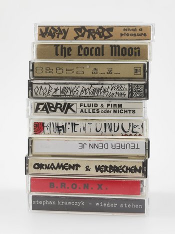 Aufeinandergestapelte, individuell beschriftete Musikkassetten 