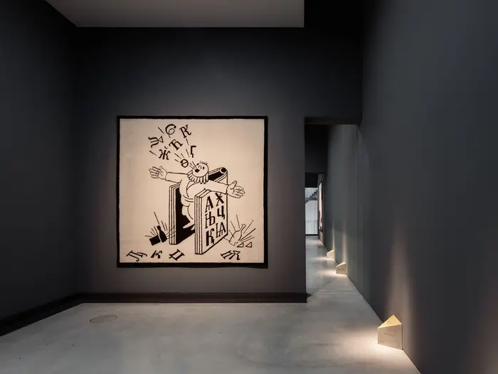 Eine Ausstellungsansicht mit einem Gemälde