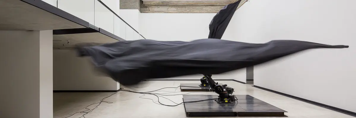 zwei Roboter-Arme mit schwarzen Flaggen