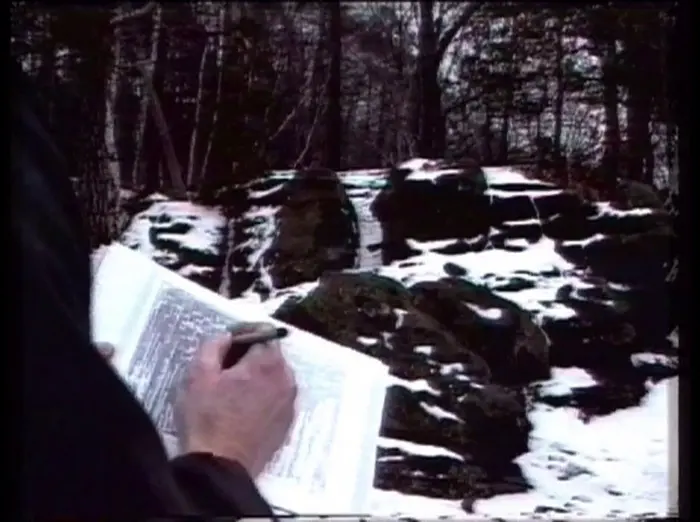 Aufnahmen eines alten Films, der schreibenden Mann zeigt