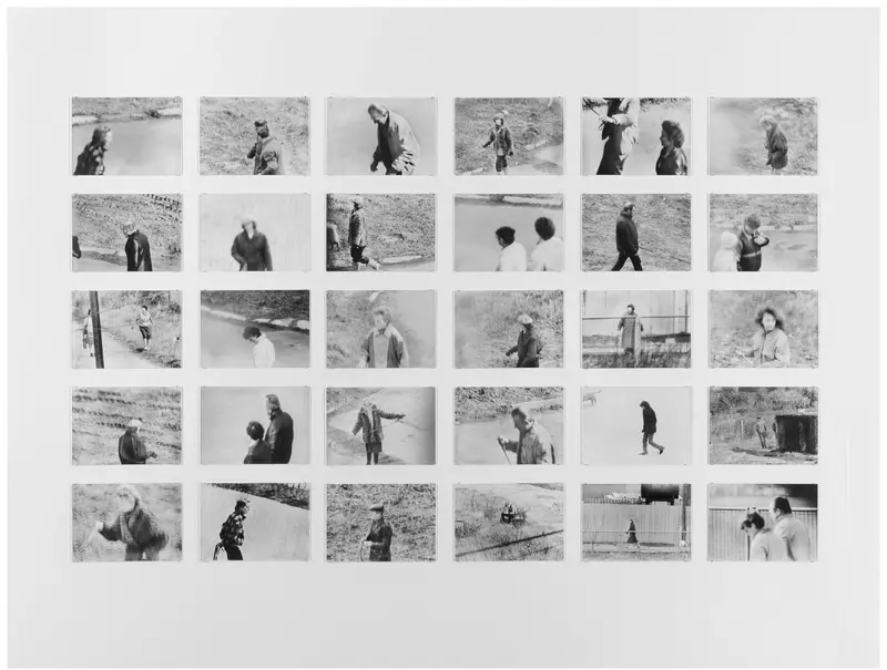 mehrere schwarz-weiß Fotografien mit Spaziergängern