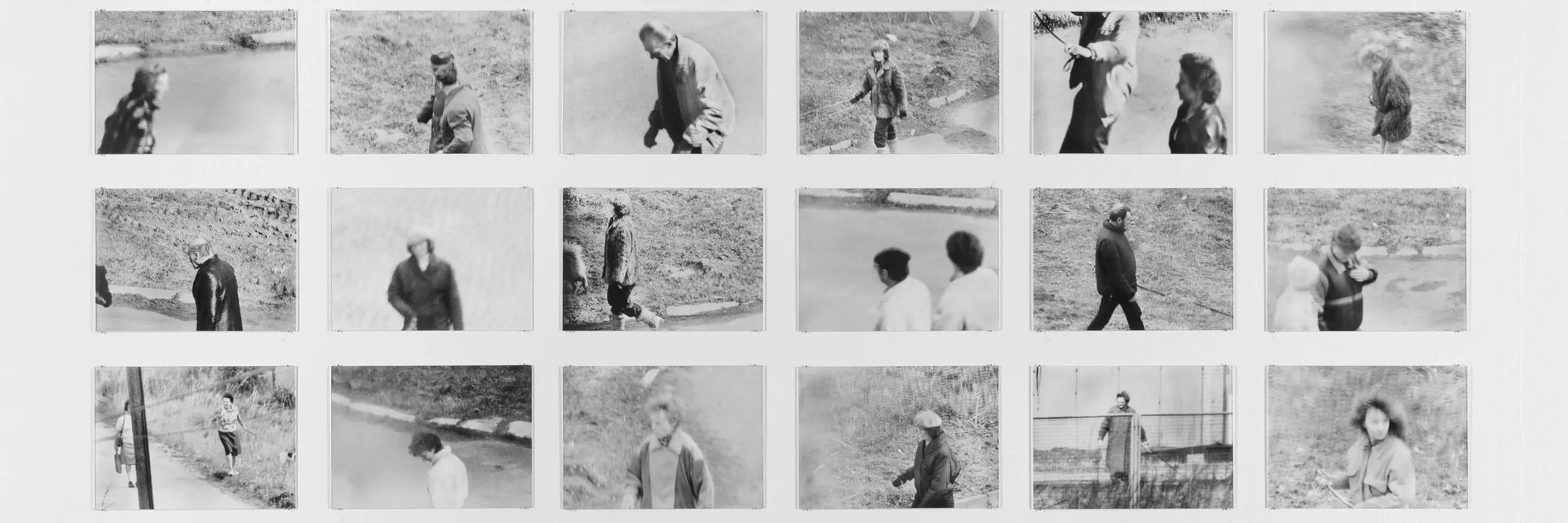 mehrere schwarz-weiß Fotografien mit Spaziergängern