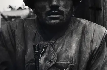 schwarz-weiß Fotografie eines Soldaten unter Granatenshock