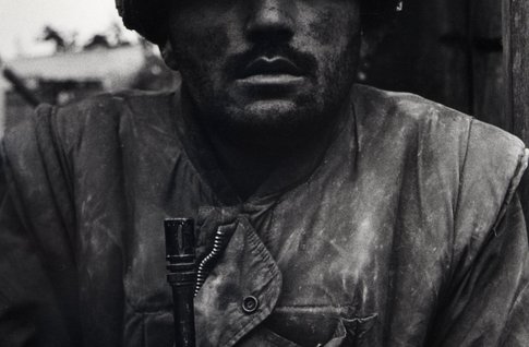 schwarz-weiß Fotografie eines Soldaten unter Granatenshock