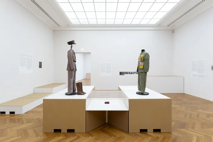 Eine Ausstellungsansicht mit Kriegsuniformen 