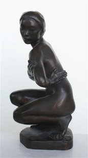 Skulptur einer nackten, knieenden Frau