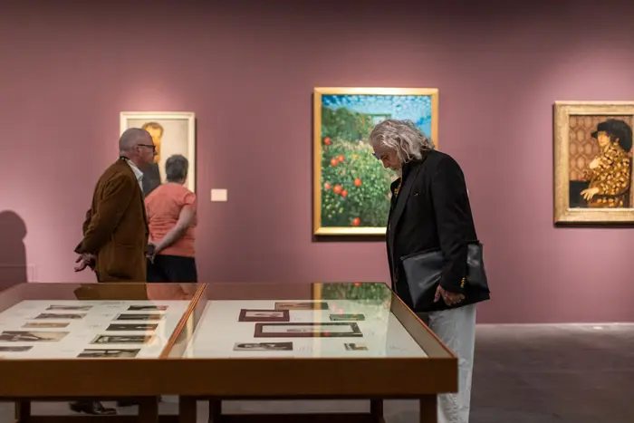 Besucherinnen und Besucher in einem Ausstellungsraum