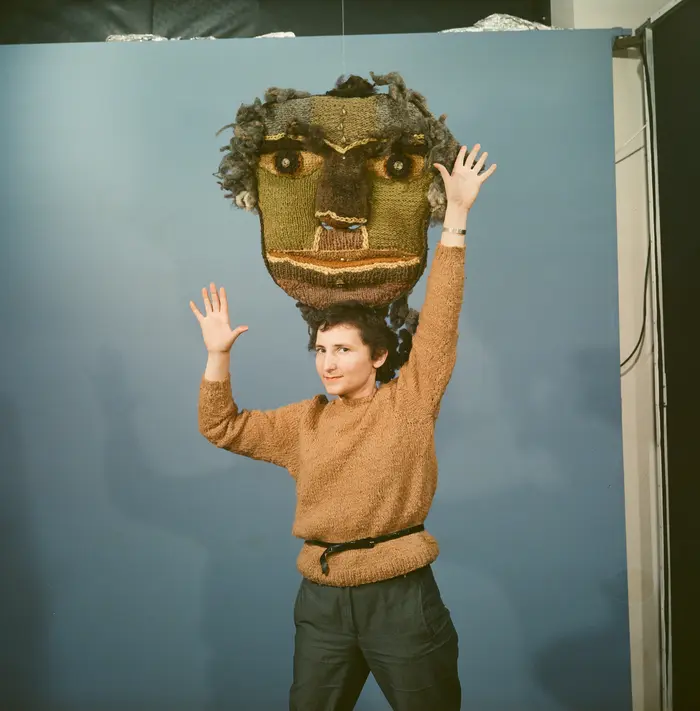 Gabriele Stötzer, Wollkostüm mit Maske, 1989 Person mit großer Maske auf dem Kopf