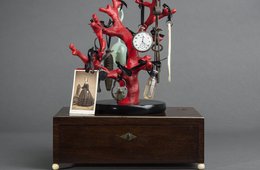 Blood Coral eine rote Koralle, an der unterschiedliche Gegenstände hängen