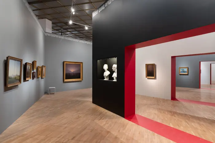 Eine Ausstellungsansicht mit Gemälden 