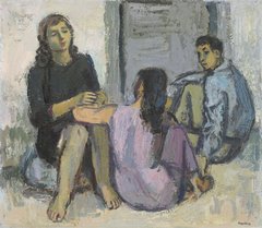 drei Menschen sitzen vor einer Tür