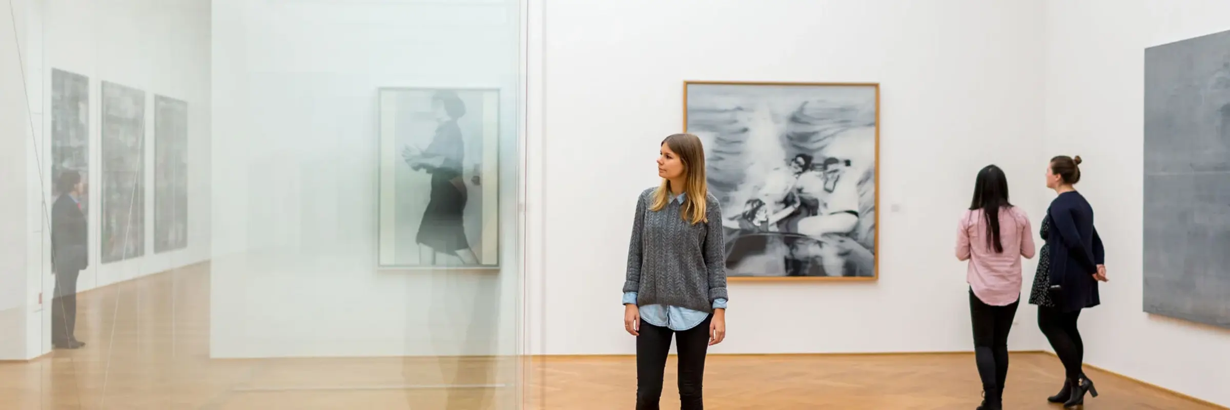 Eine Frau in einem Ausstellungssaal 
