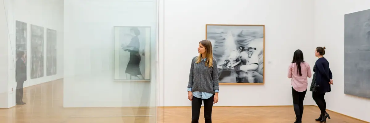 Eine Frau in einem Ausstellungssaal 