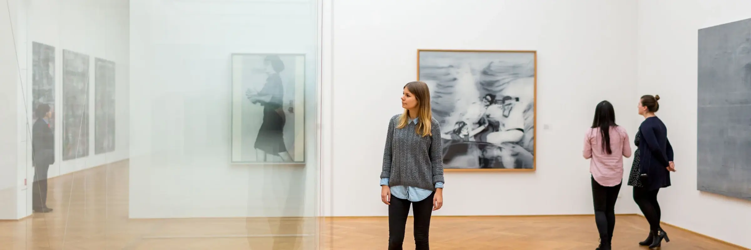 Eine Frau in einem Ausstellungssaal 