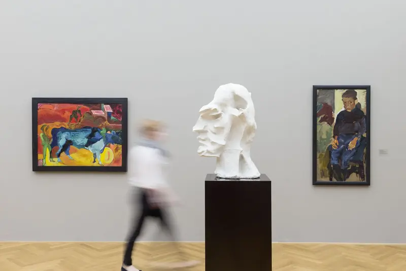 Besucher läuft durch Ausstellung