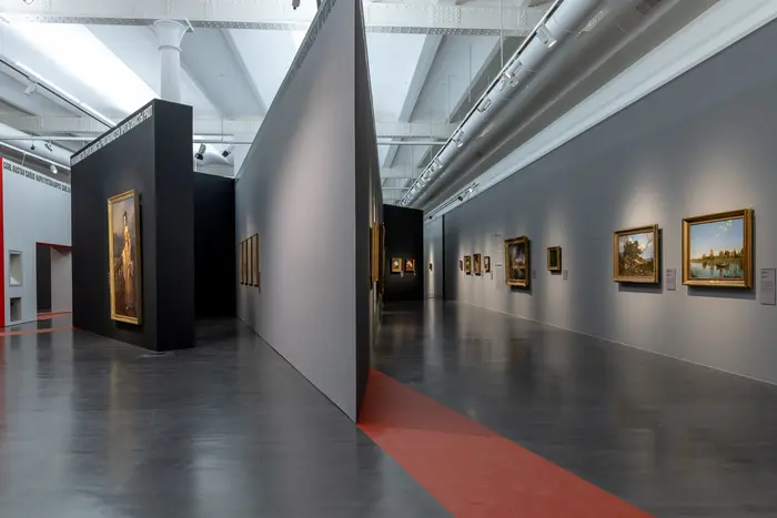 Eine Ausstellungsansicht mit Gemälden 