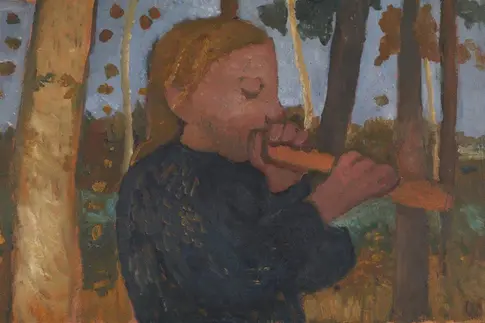 Seitenansicht eines blonden Kindes das Flöte spielt