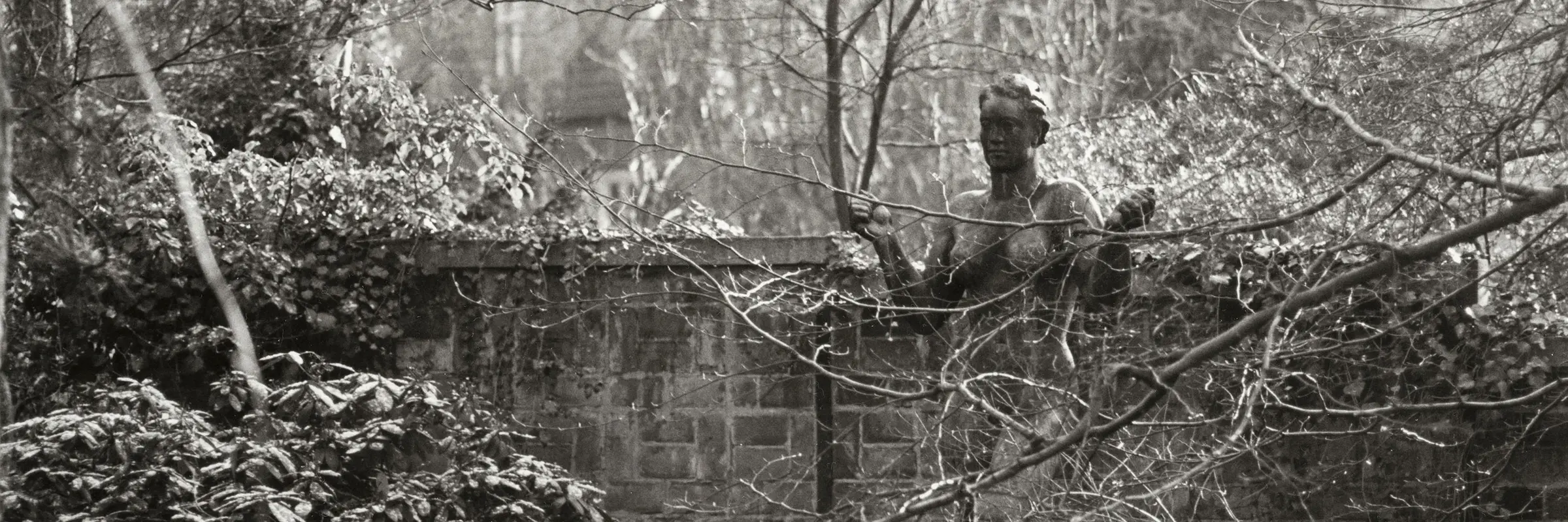 Schwarz-Weiß-Fotografie einer Skulptur in einem Park.