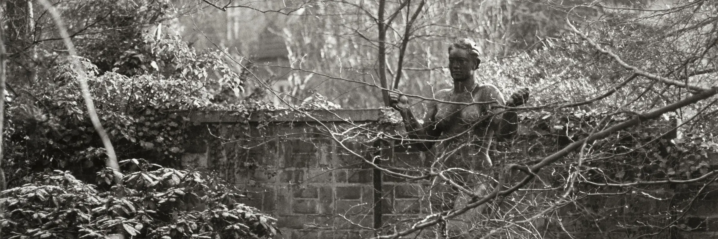 Schwarz-Weiß-Fotografie einer Skulptur in einem Park.